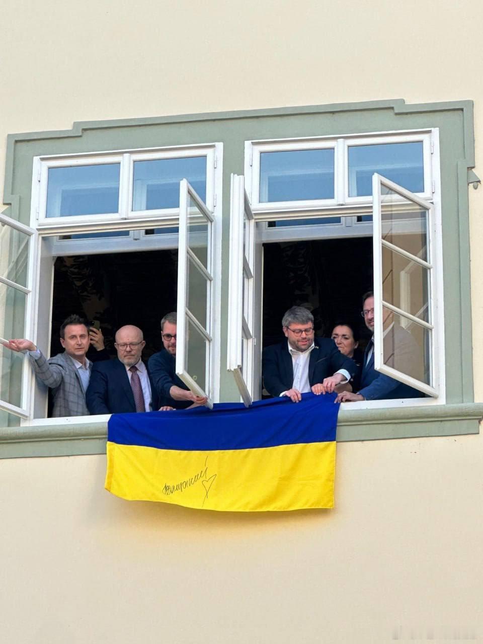 捷克议会大楼，乌克兰国旗被新的议长冈村强行取下后，支持乌军的议员又自行挂出来不少