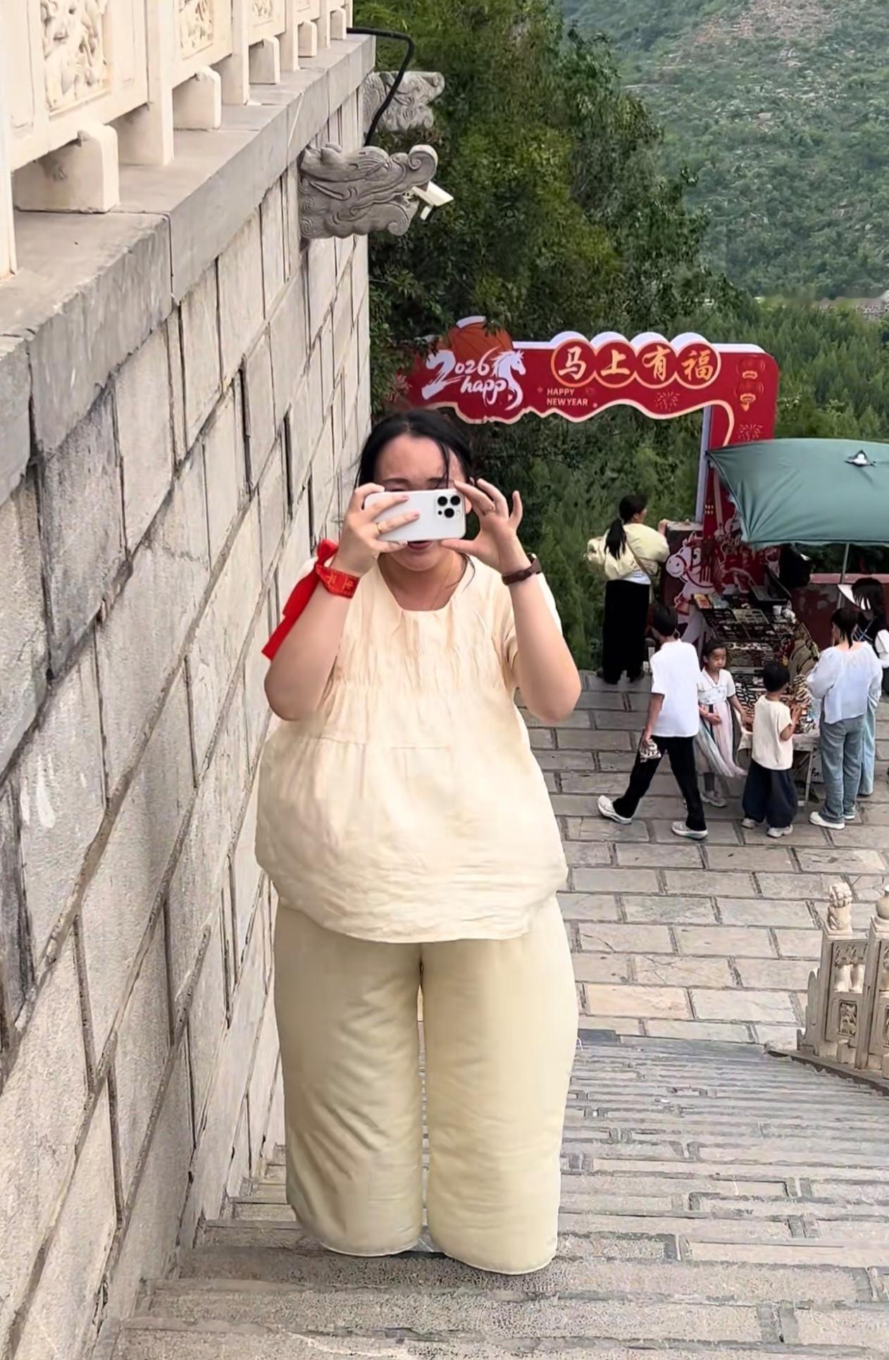 出去兜风，风实在是太大了，成充气娃娃了！好像面粉厂的装面袋！连蜜雪冰城
