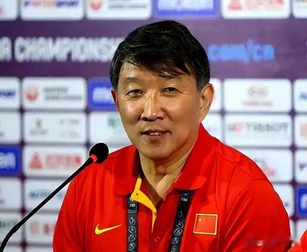 砍掉李梦，换来的是外线投不进、突不进。热身赛三分命中率惨不忍睹，对手一包夹内线，