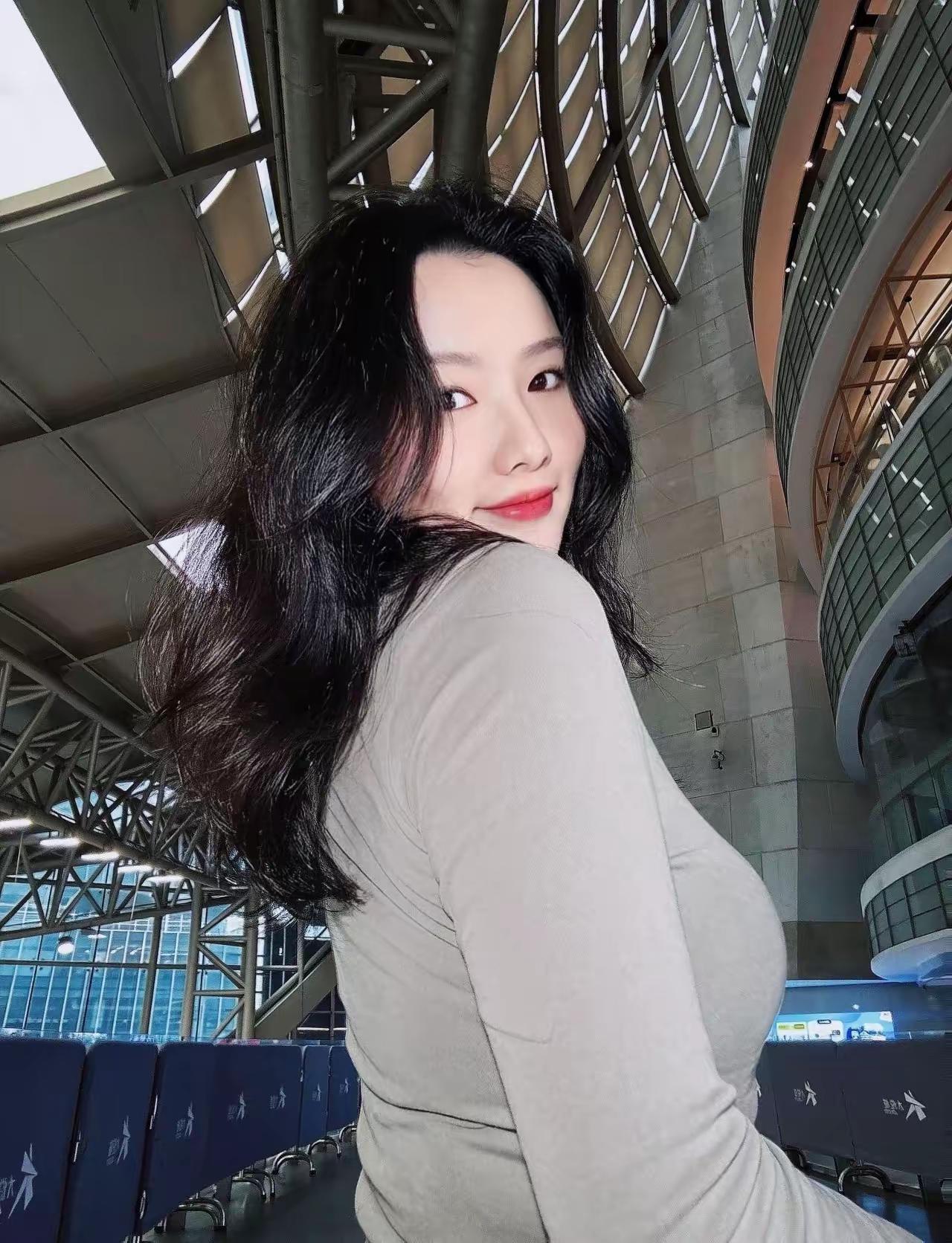 机场的美丽瞬间，微笑面对旅途的每一天！😊✨