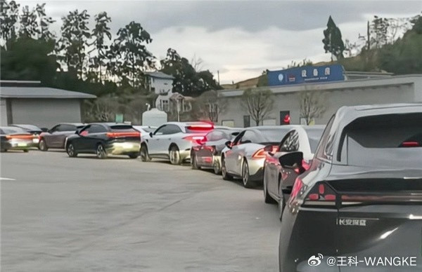 #高速充电80%强制离场引争议#先说结论：这条新规看似“一刀切”，其实捅破了高速补能最尴尬的那层窗户