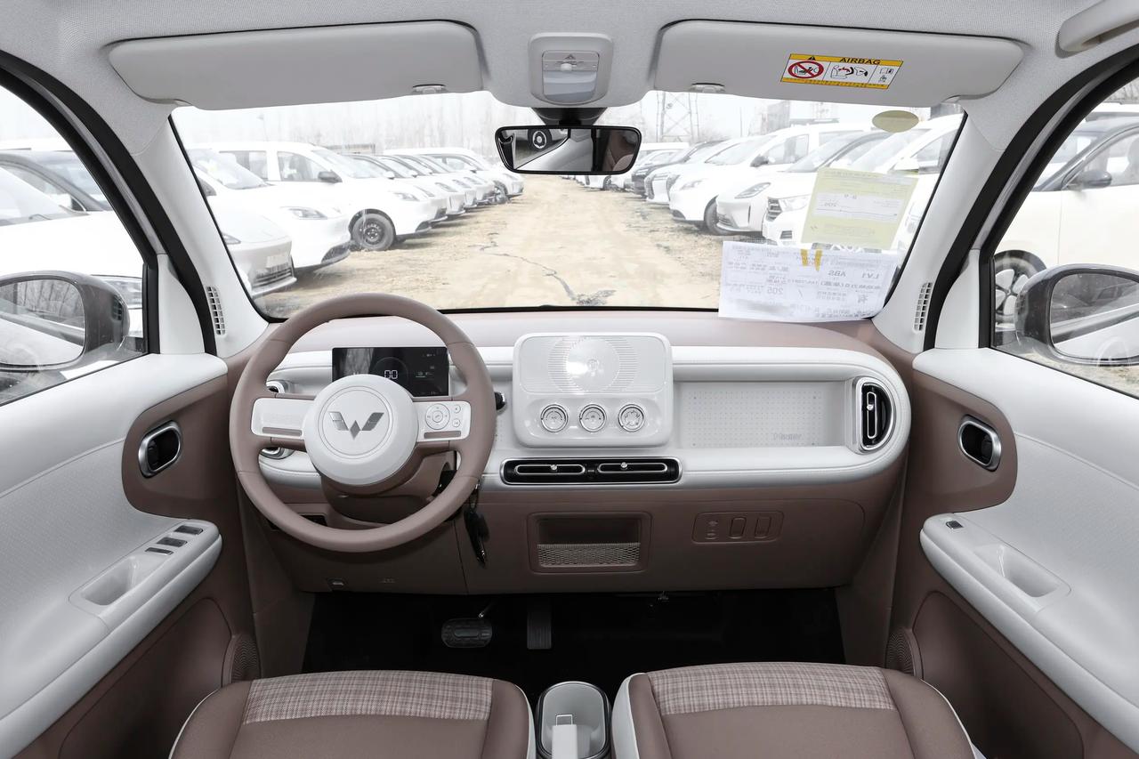 仔细看五菱宏光MINIEV2026款，🔋205km、301km续航，四门回