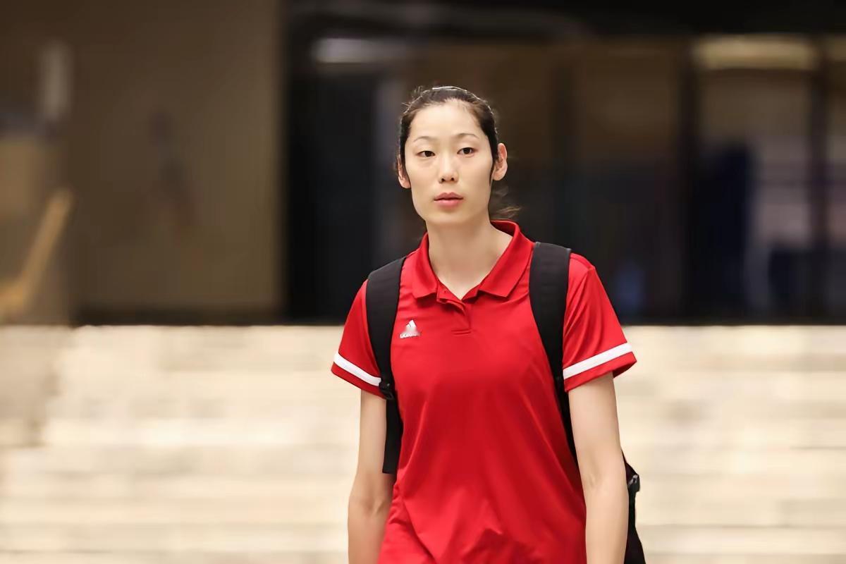 朱婷返回意大利前的这3件事，件件都戳到心坎里！明明俱乐部给的假期能待到月底，可她