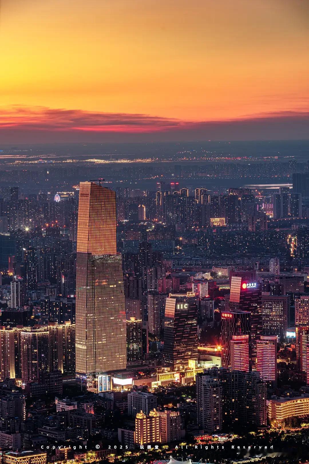 2025年的武汉，正以一个个硬核成果，勾勒出“敢拼敢赢”的城市底色。这一年，