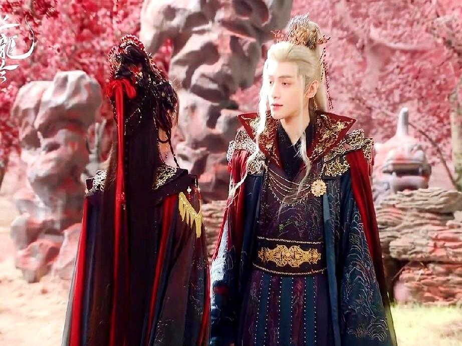 阿谁姑娘的血能救唐俪辞，不是天生的，是鬼牡丹把她的血脉跟神石互换搞的鬼。连她的失