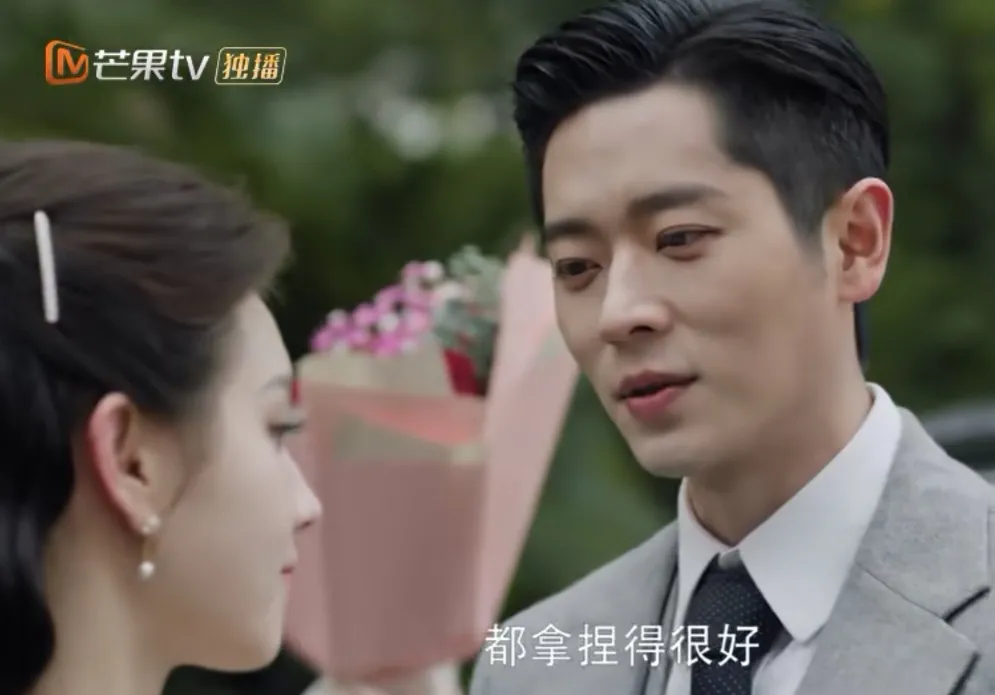 感觉丞磊特别适合演斯文败类这类角色。在《玉簟秋》里，他演的虞昶轩，被网友称作“民国贵公子破碎感天花板