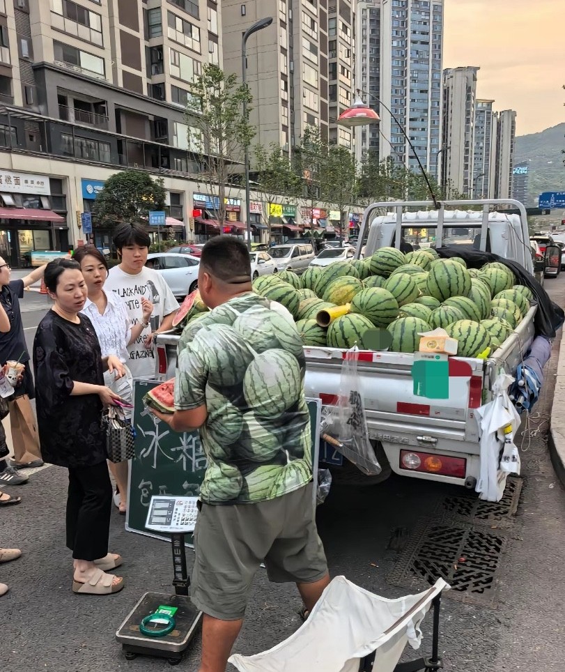 不得不说，这位地摊卖瓜大哥是专业的，为了卖瓜也定制了专业的工作服～