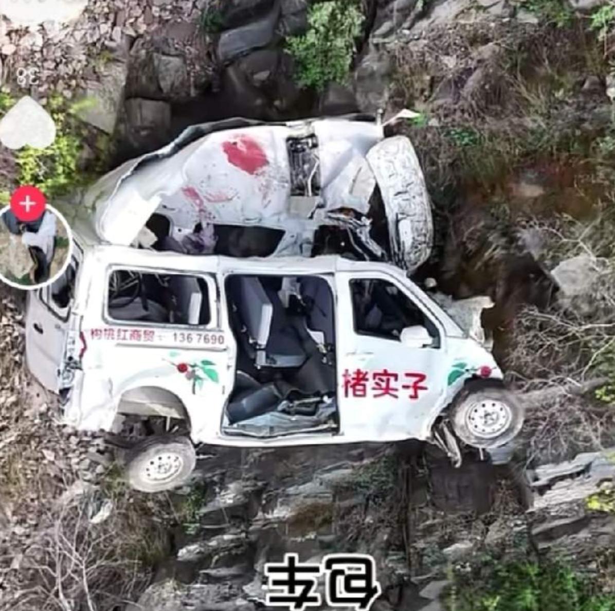 新乡南太行面包车坠崖，两条命没了。全网都在骂“为什么不装护栏”，但事实真相，跟你