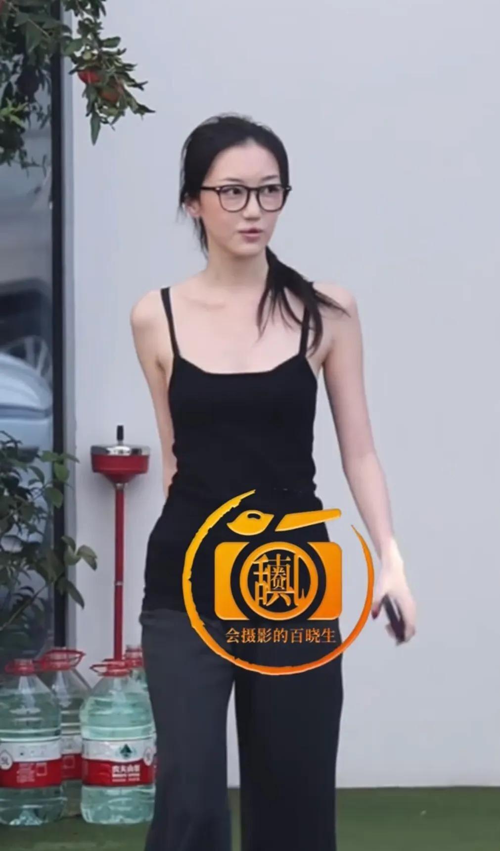 女儿们的局：李嫣瘦成王菲年轻时的样子李嫣回北京，没怎么折腾别的，先被拍着和姐姐