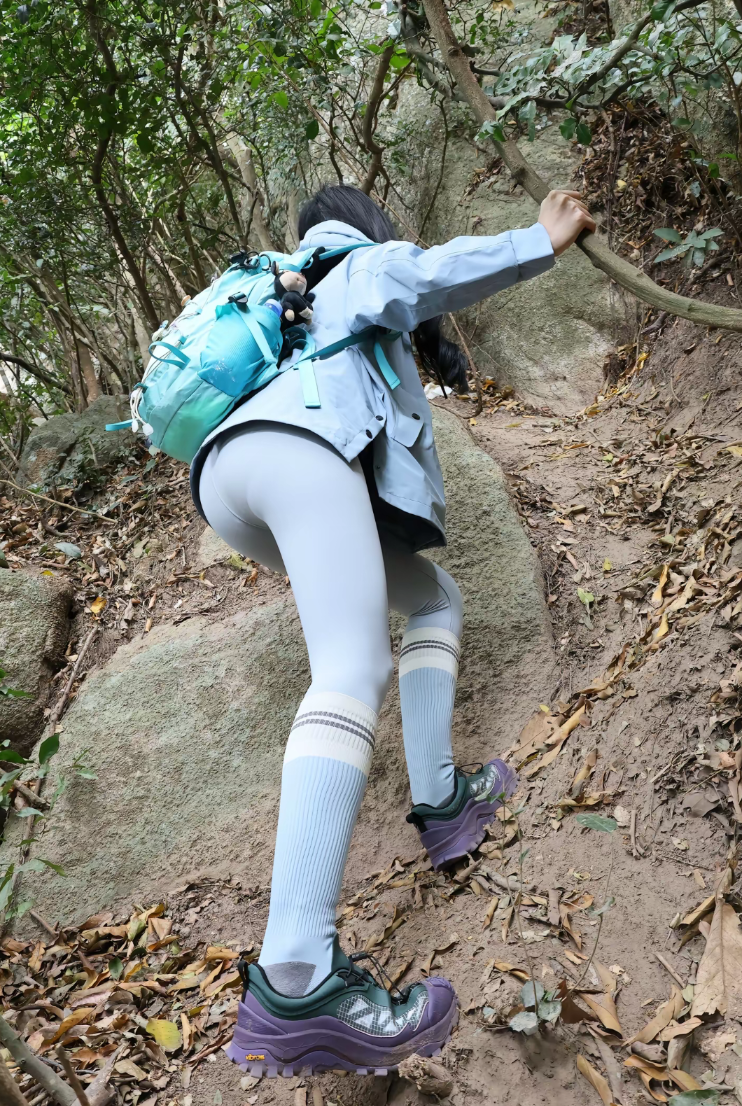 谁懂，领导让我去和她爬山，又热又有蚊子难受死了