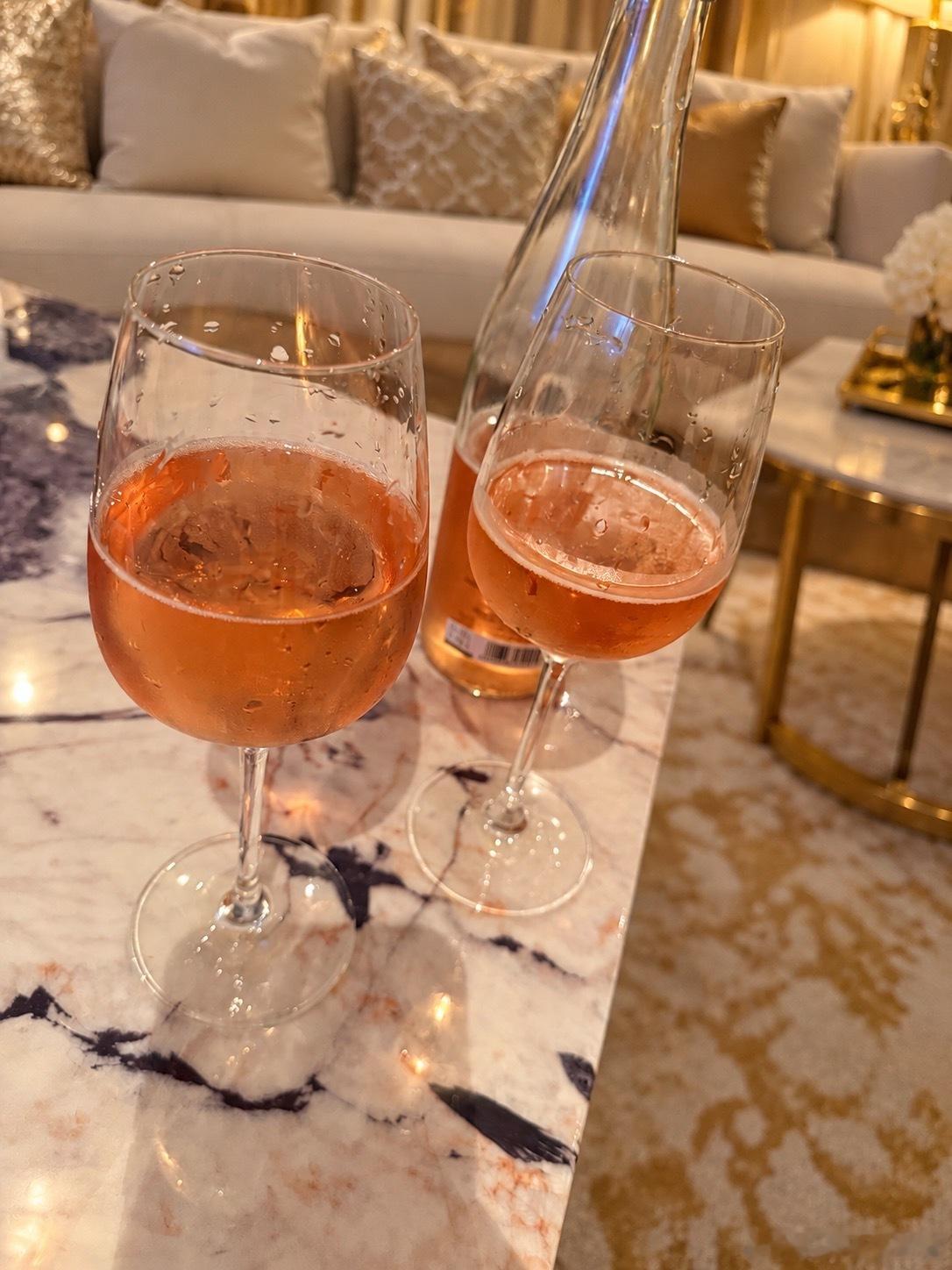 开了一瓶香槟🍾。周末愉快，亲爱的朋友们。PS：人生得意须尽欢，莫使金樽空对月