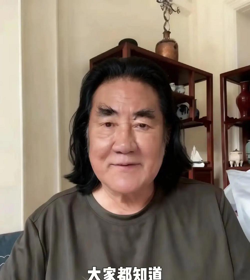 张纪中，也不知抽什么风，竟然把胡子剃了，把白头发染黑了！这么一看，一脸慈祥。你要