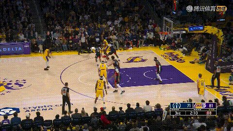 湖人小将布朗尼的传球视野真是太出色了！在今天湖人主场迎战奇才的比赛中，当时比赛进