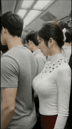 男追女隔层山，女追男隔层纱，只要肯转身故事就不一样了地铁上有