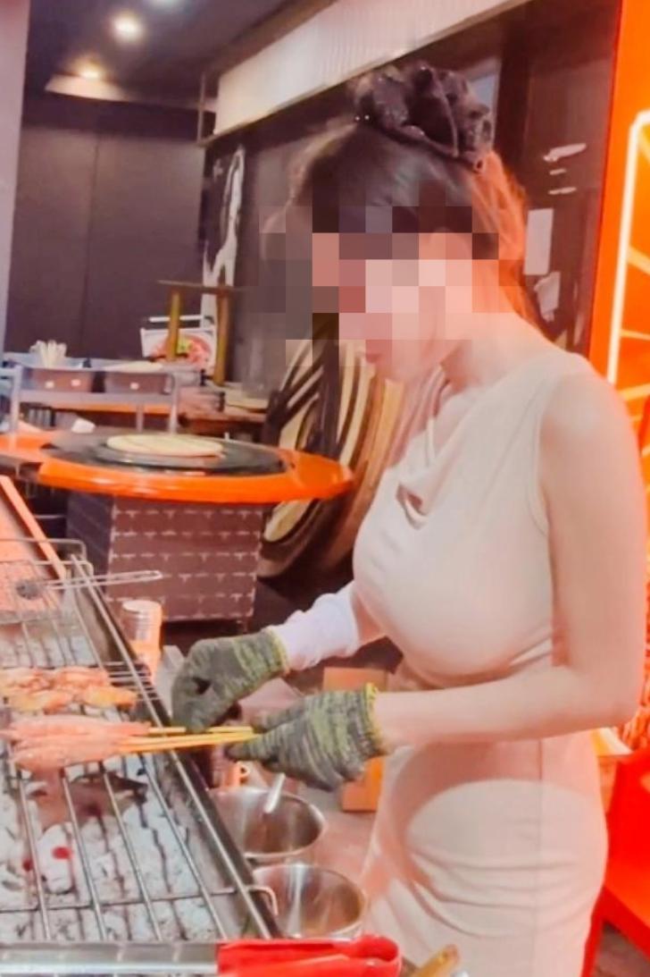 一男子来到烧烤店，见女老板年轻漂亮就对其产生了想法，对其做出了那种行为，还好女老