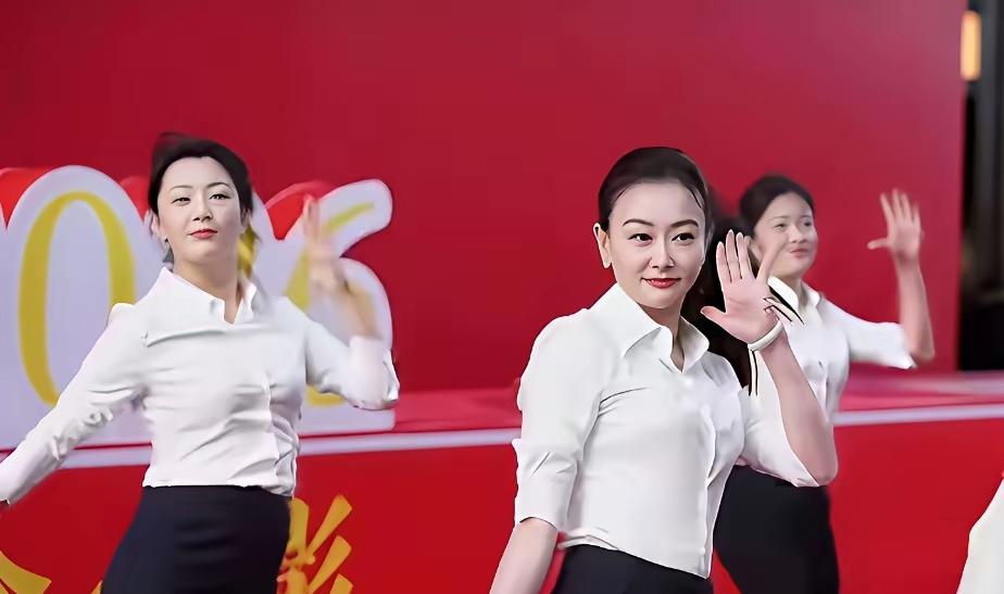 山西吕梁“秦主任”白衬衣小红旗几个动作让人迷！她能够火起来说明了三个不得不说的事