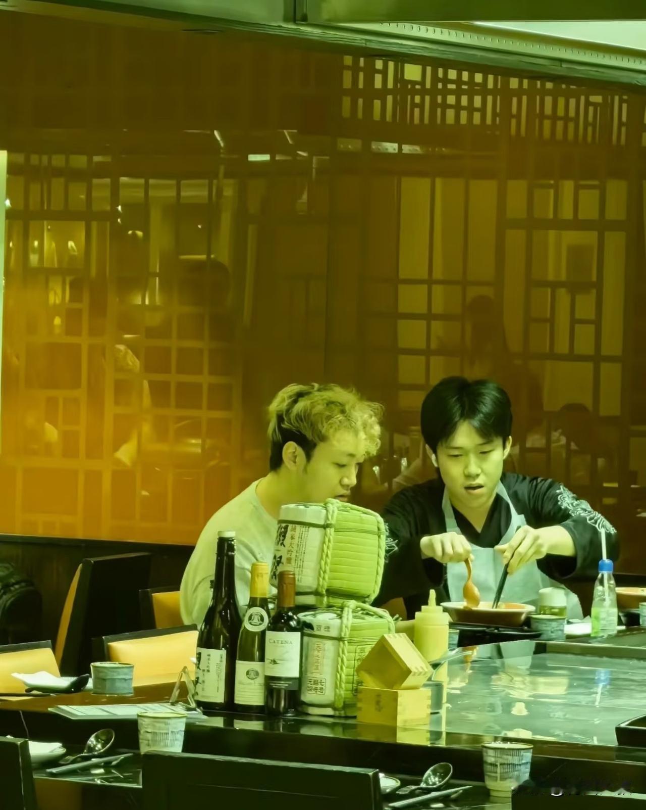 11.8网友在澳门偶遇王楚钦，正在给王CC夹菜，都羡慕死了！纷纷感叹，王C