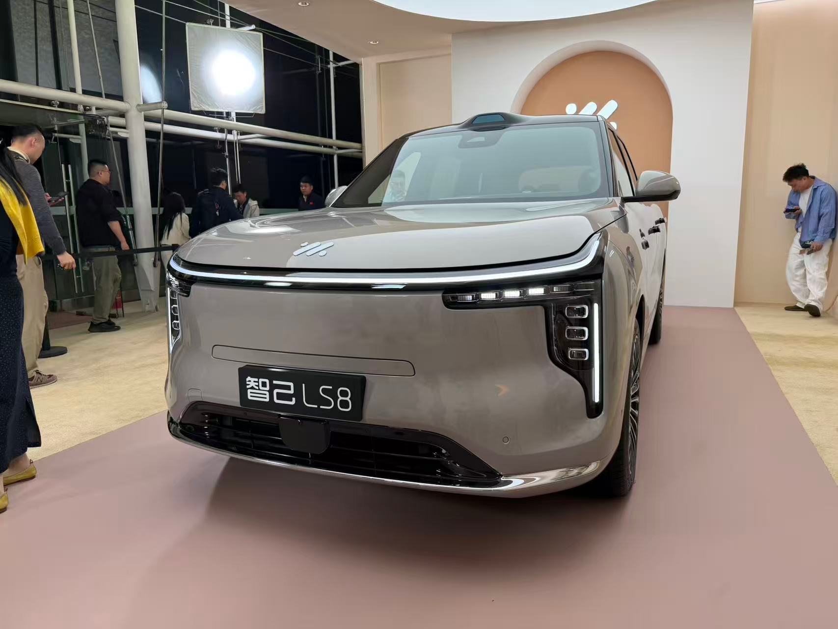 智己LS8震撼上市24.98万起不到30万的大SUV！一个颜值非常在线的SUV