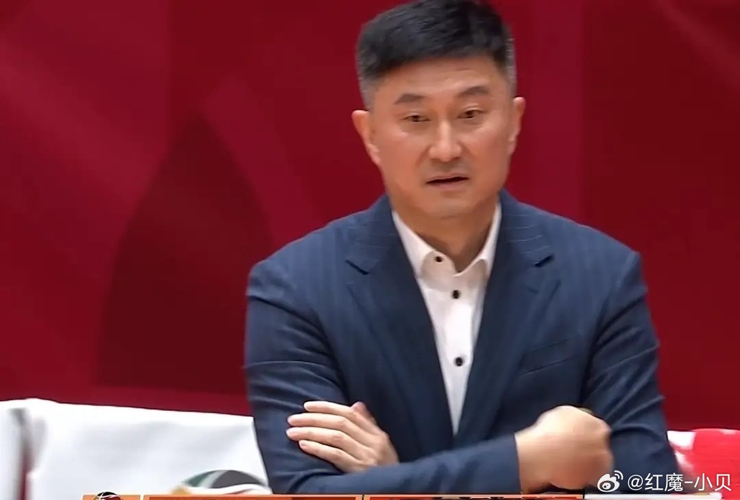 CBA惨案！广东狂输上海40分，杜锋被钉耻辱柱，徐杰胡明轩16中1北京时间1月1