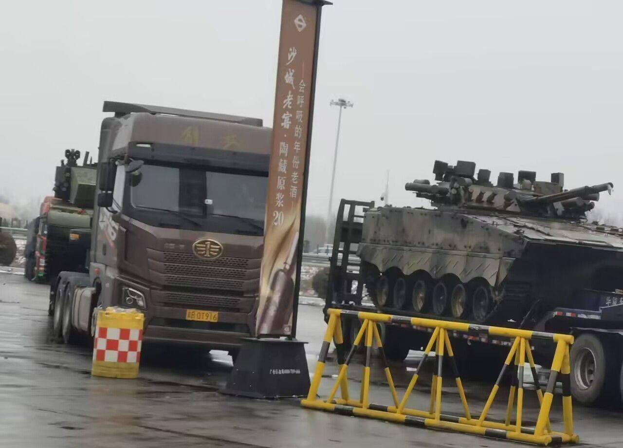 去年带APS主动防御系统的99A前面原来还有改进型04A步战车[思考]好像也