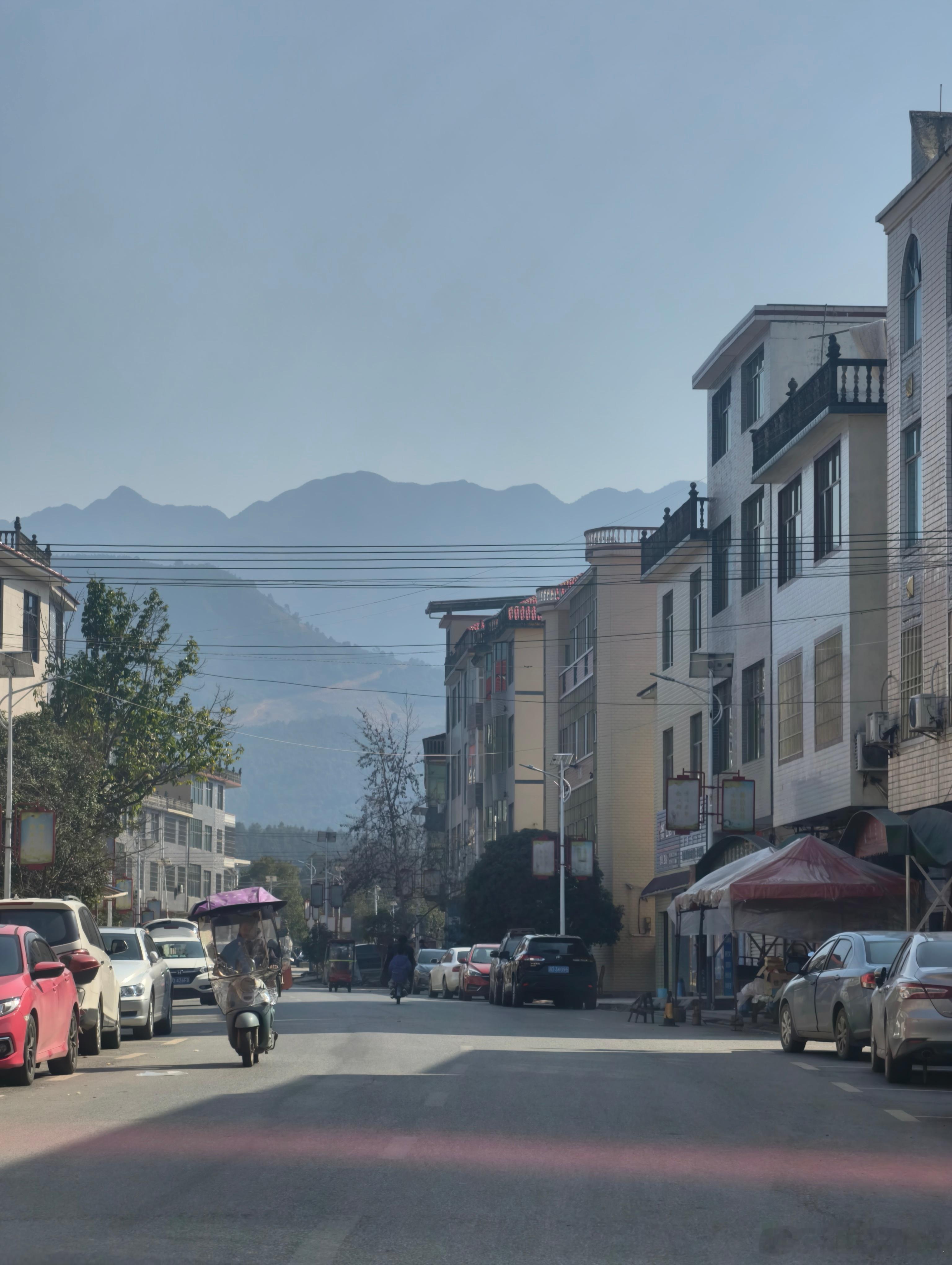 今天回老家咯～有没有感觉像山边小镇，因为背后全是山