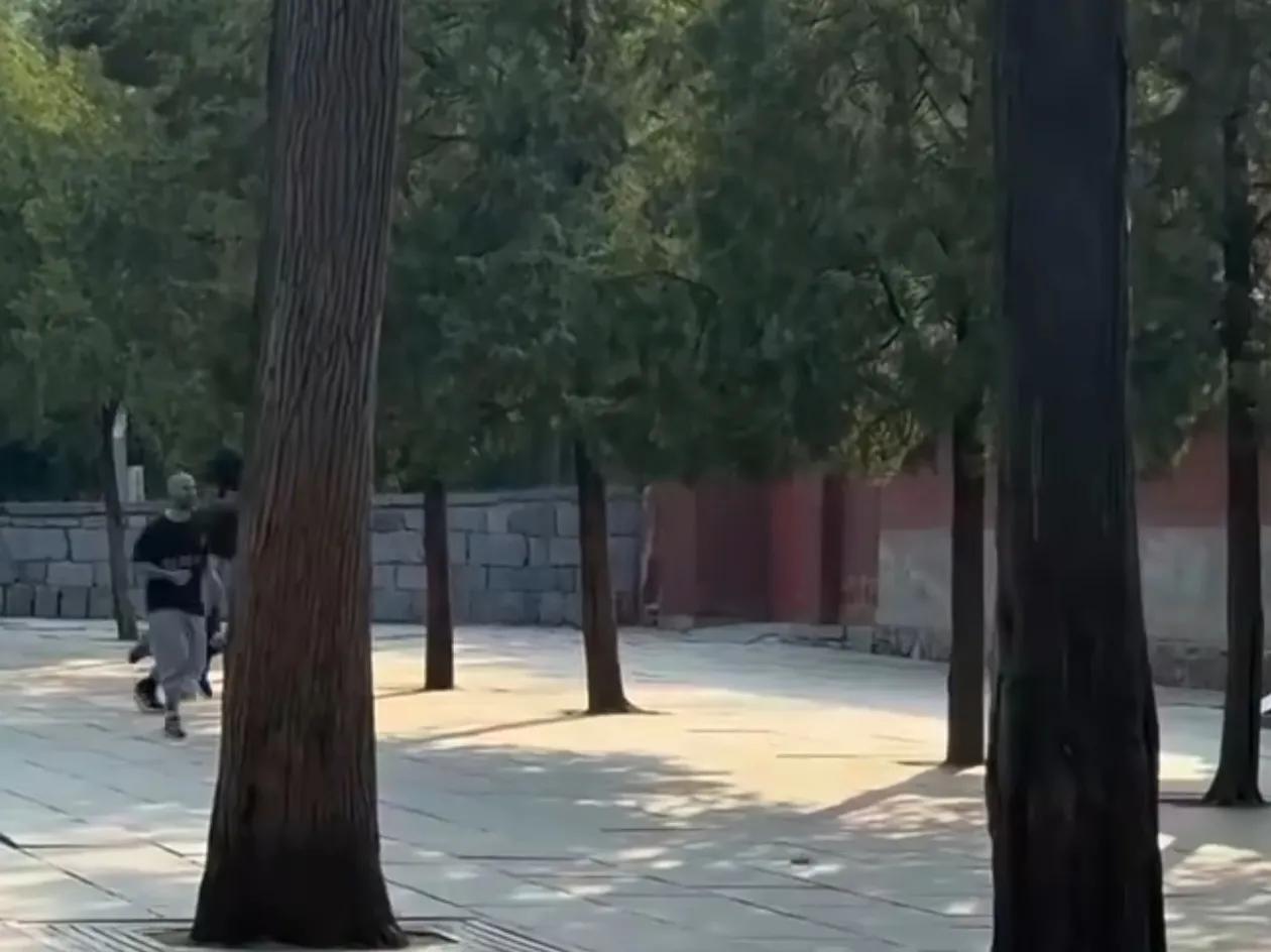 训练，打坐，文班亚马非常适应少林寺的生活！文班亚马已经在少林寺闭关修行了几天