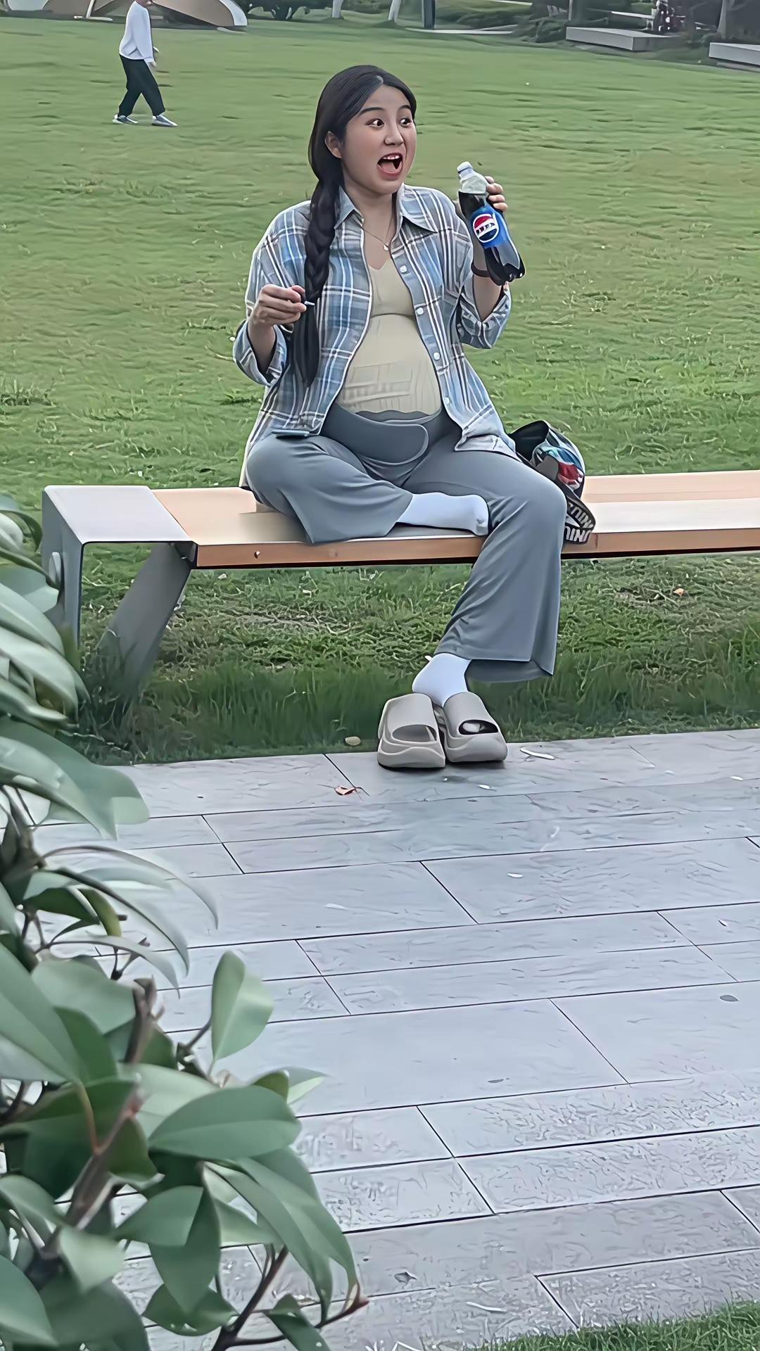 好可爱呀！近日，在公园看见一偷喝可乐的小孕妇小姐姐，那满足的样子，好可爱呀，好