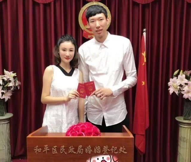 这年头还有人信周琦的官方年龄？老婆大他6岁，16岁就能和空姐一见钟情，这剧情放普