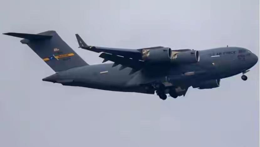 五一北京上空惊现美军C-17！5月1号傍晚，这架美军C-17运输机降落在北京首