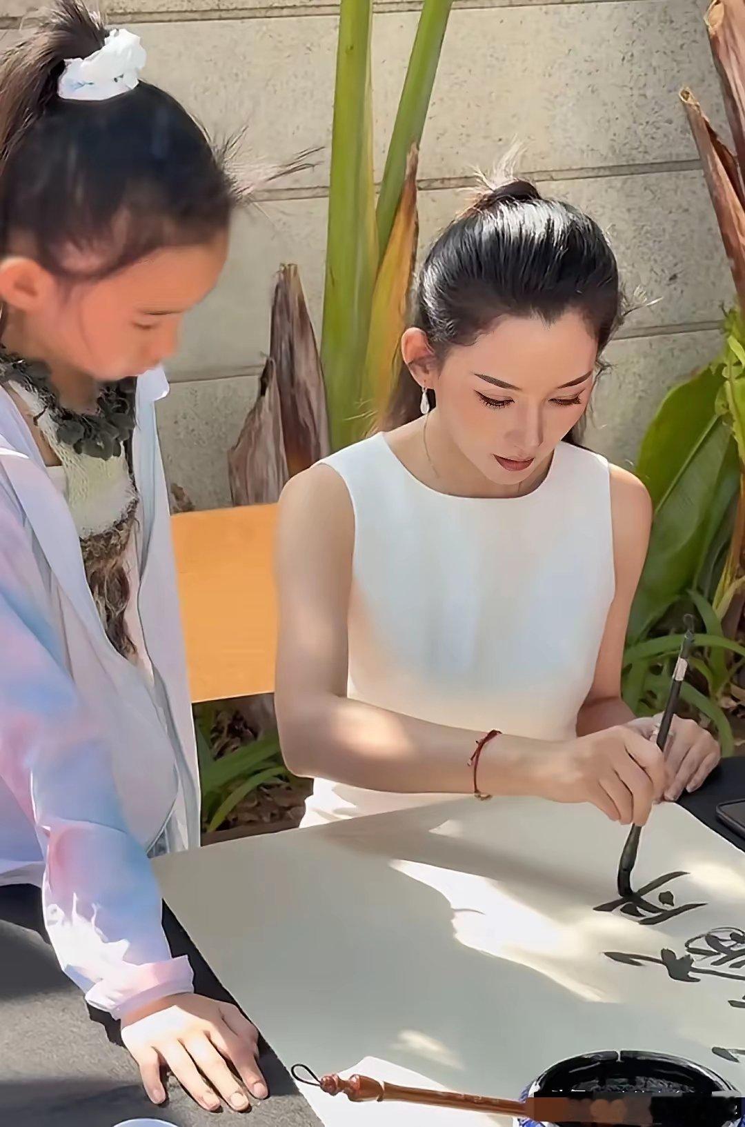 汪峰对森林北才是真爱，一家三口在三亚过年，对继女比亲女儿还宠……森林北和女儿端坐