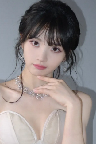 田曦薇端午美照惊艳抹胸长裙置身花海纯欲感拉满