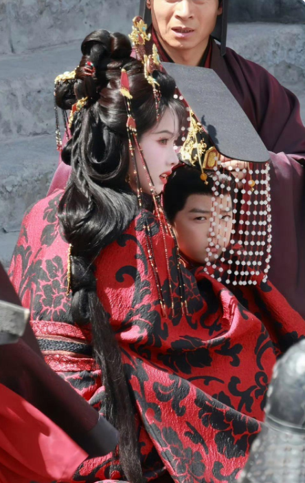 真不容易，横店今天都快四十度了，陈都灵穿这个衣服一看就超级热啊…