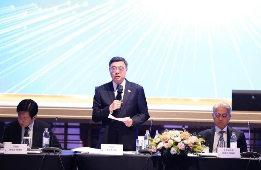 湾湾又在做梦！台湾工商协进会今天在高雄举办工商午餐会，行政院长卓荣泰率部会首长出
