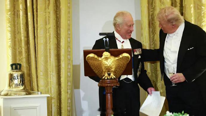 千万别小看8、90岁的老头子，这正是他们整活儿的年纪。以前英王小查一直生活在他