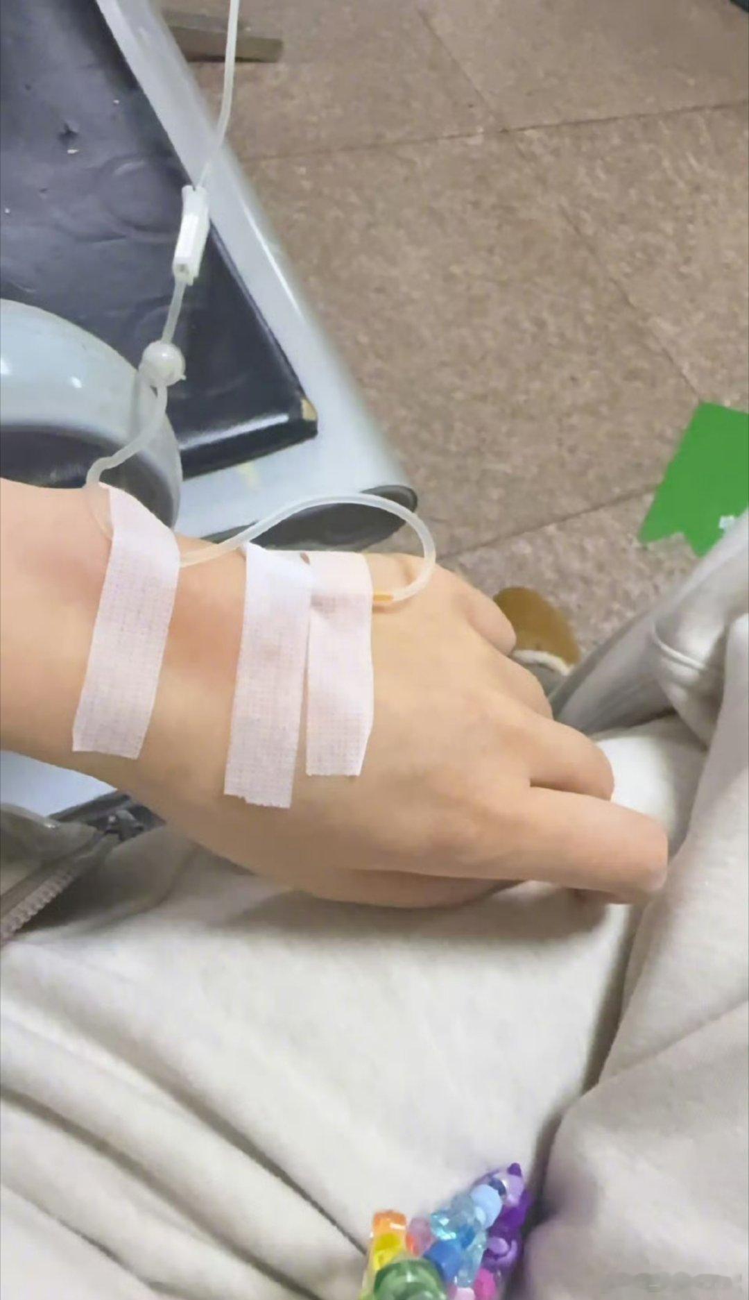 王晓晨吃药引发心悸王晓晨4月13日发文说自己误服药物引发心悸，去医院输液时还遇上