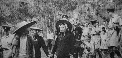 1980年，这是一群从内地逃到香港的人，在排队领香港身份证，当时，只要你能到达香