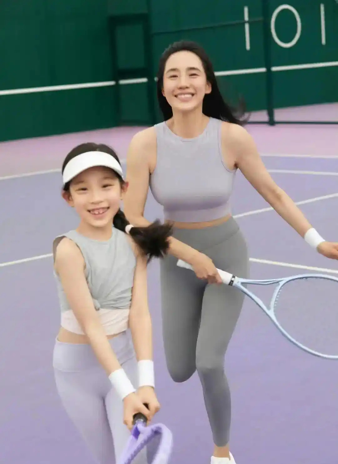 王智带女儿一起打网球，亲子同场画面格外温馨，好身材也让人忍不住多看两眼，整个人精
