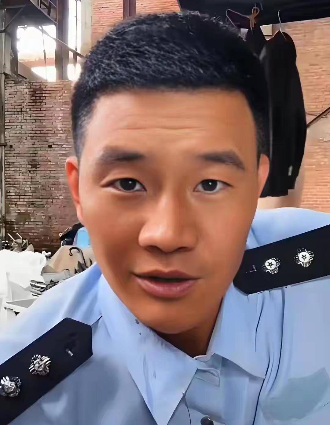 “嘎子这回真把自己作没了！”9月10号，谢孟伟穿着警服开直播，肩章三颗星闪得