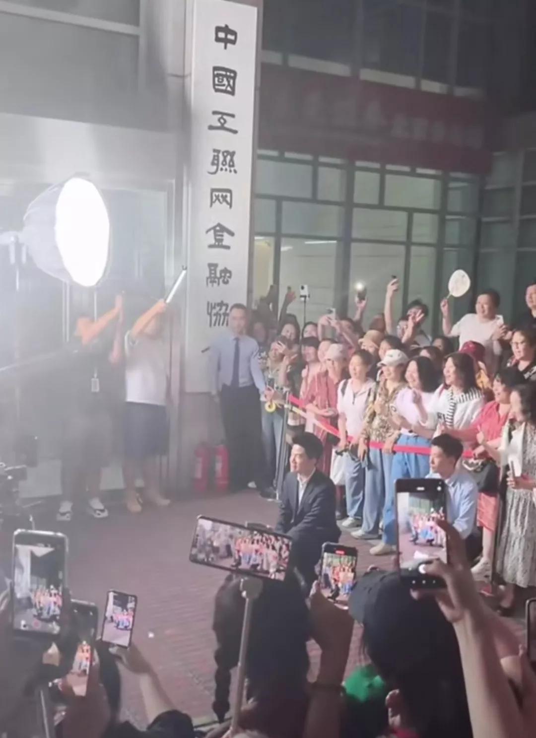 原来昨晚董宇辉下播后，到楼下去干了三件事，现场的朋友都激动了，意外之喜啊。第一