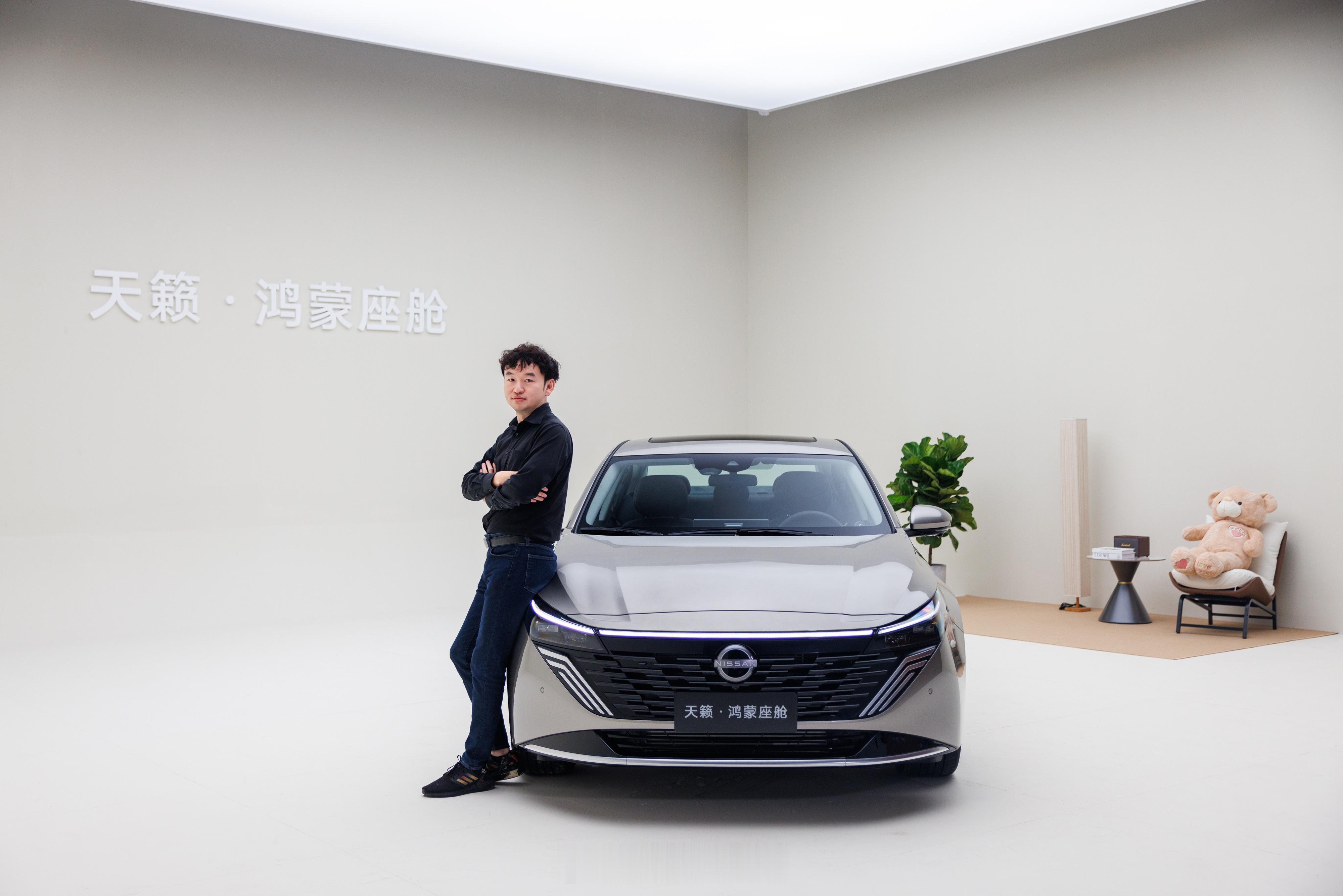 和鸿蒙版天籁的合影，评价老登味十足。当时开了天籁又开了N6，就会觉得B级车不仅