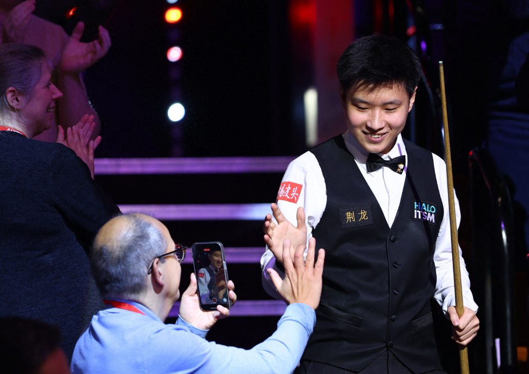 斯诺克英锦赛首轮，赵心童6-1龙泽煌，晋级16强。据WST官网报道，赛后他接受了