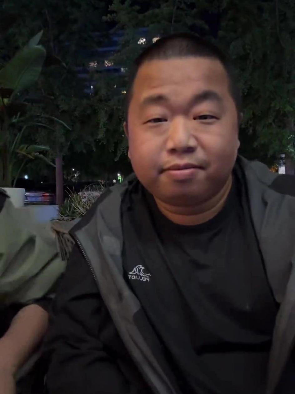 出门在外，低调才是最大的保命符。蓝战非被悍匪盯了足足半年，这事儿细琢磨一下，