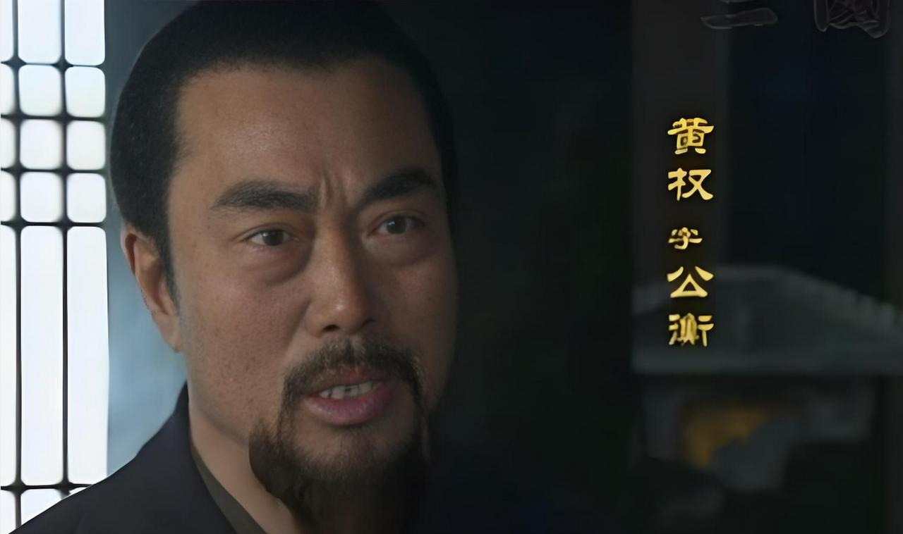 222年，蜀将黄权兵败，归路被断，无奈之下率众降魏。消息传回成都，有大臣立刻上奏