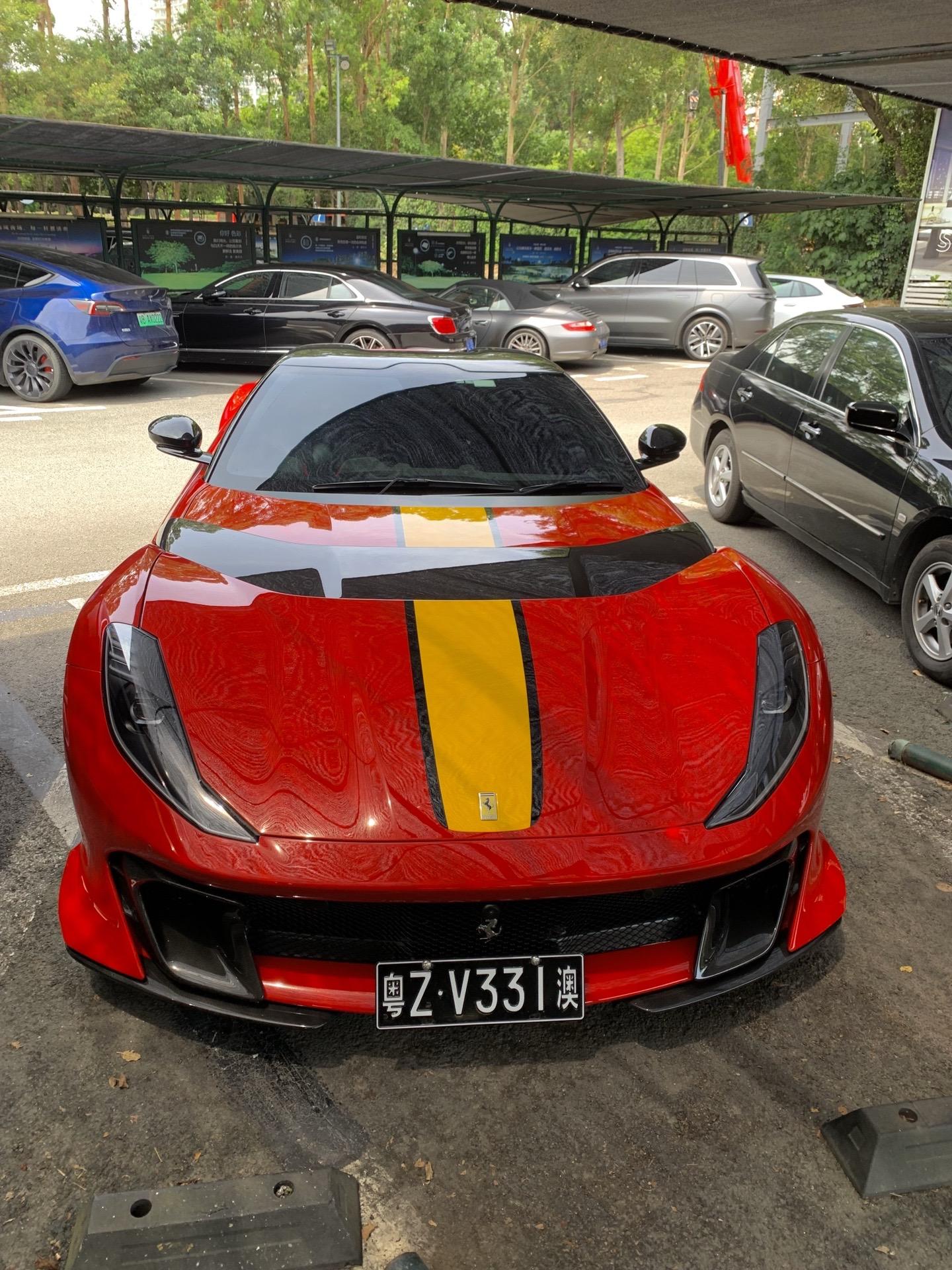 番茄炒蛋配色的812 Competizione Aperta