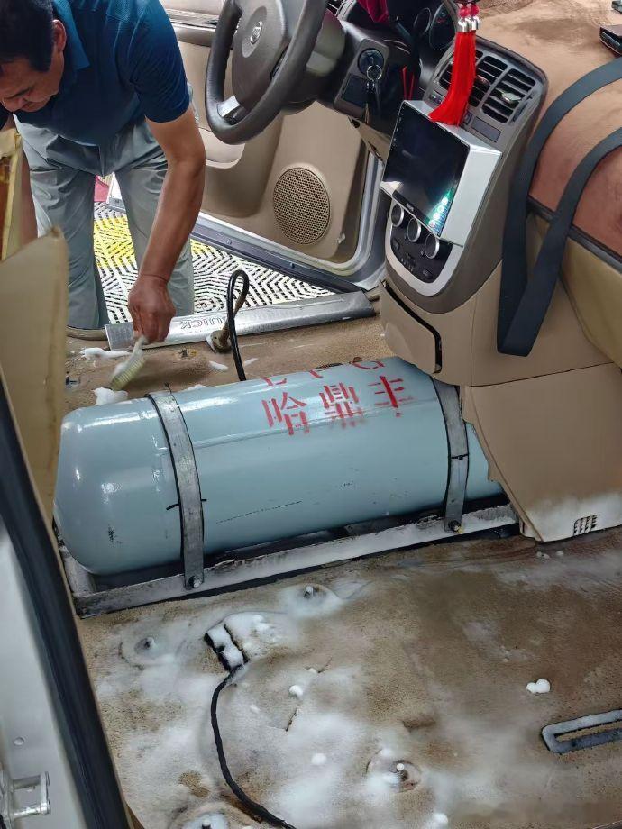 这车居然油改LPG了，这下好了，开车都带着股“烟火气”！[笑着哭]​​​