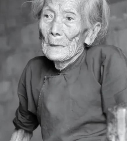 1939年，19岁少女被日军推进洗澡房，翻译官笑眯眯的说："你有福了，你很漂亮，