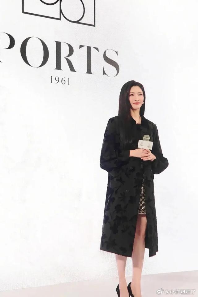 江疏影身穿复古花纹长款外套搭黑色尖头高跟鞋，简直女神范儿十足​