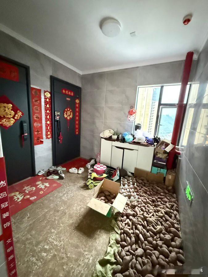 如果遇到这样的邻居，讲道理是没有用的，不讲道理也难受。找物业吧！然后自己