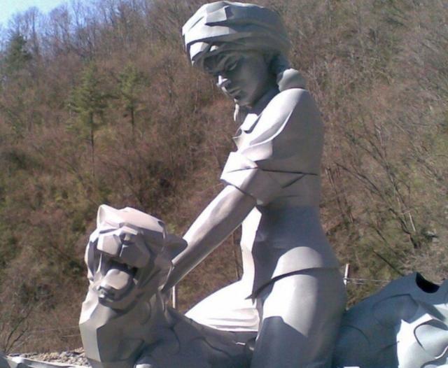 1975年，湖北神农架几名妇女正在田里挖洋芋时，一位女孩因为内急跑去树林中解决，