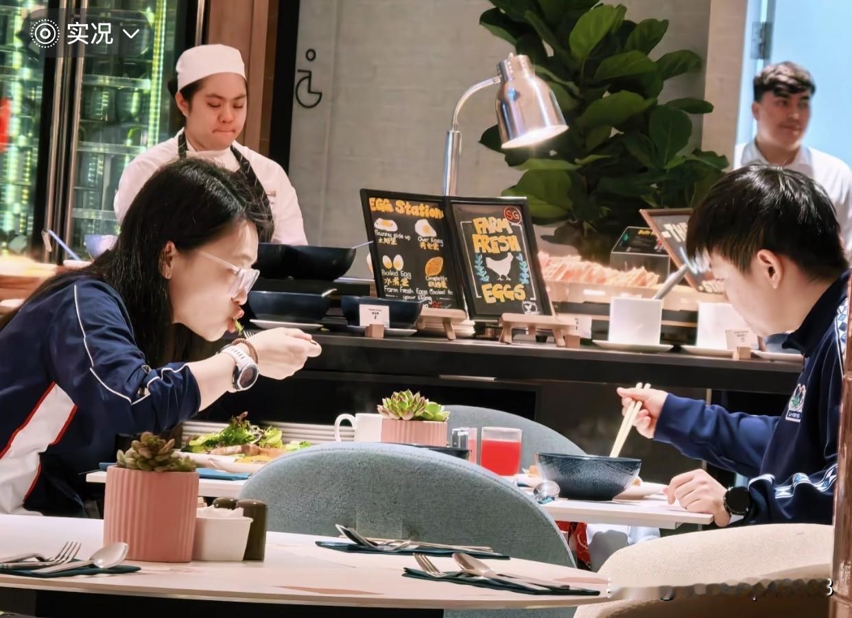 2.20日，莎莎和队医小姐姐一起在吃早餐，下午参加抽签仪式。国乒昨天下午到达